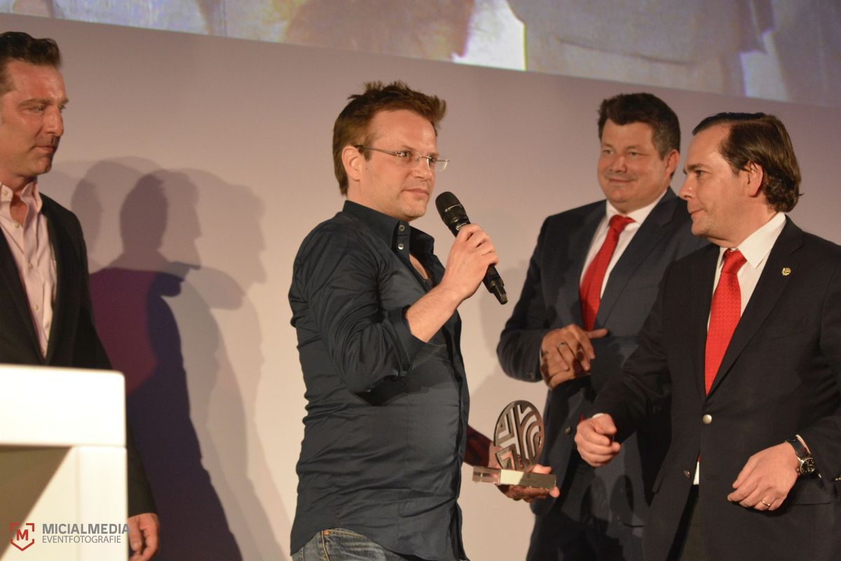 Video Art Award vlnr: Leo Kuelbs (Kurator), Vadim Schäffler (Gewinner), NH Central Europe: Stephan Demmerle, NH CEO Federico J. González Tejera
